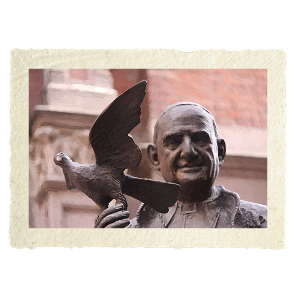 Statua di Papa Giovanni XXIII con colomba