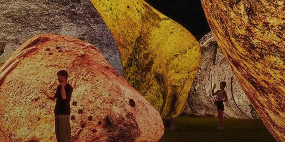 Bologna trasformata dai megaliti: l’arte gonfiabile di IWAGUMI invade piazza Maggiore