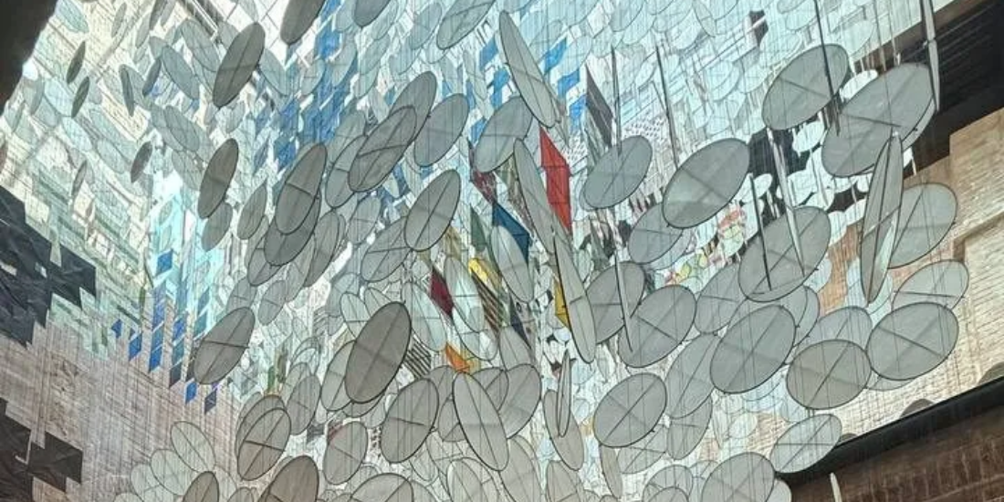 Sogni di carta e futuro: Jacob Hashimoto incanta Siena con “Path to the Sky” al Santa Maria della Scala