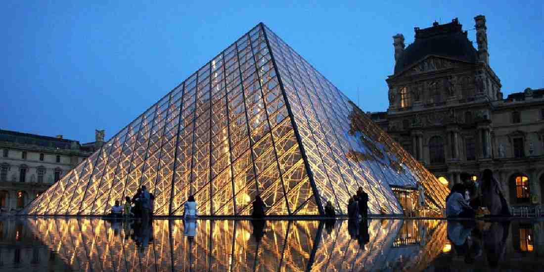 Il caos sommerge il Louvre: furti, crolli e opere a rischio