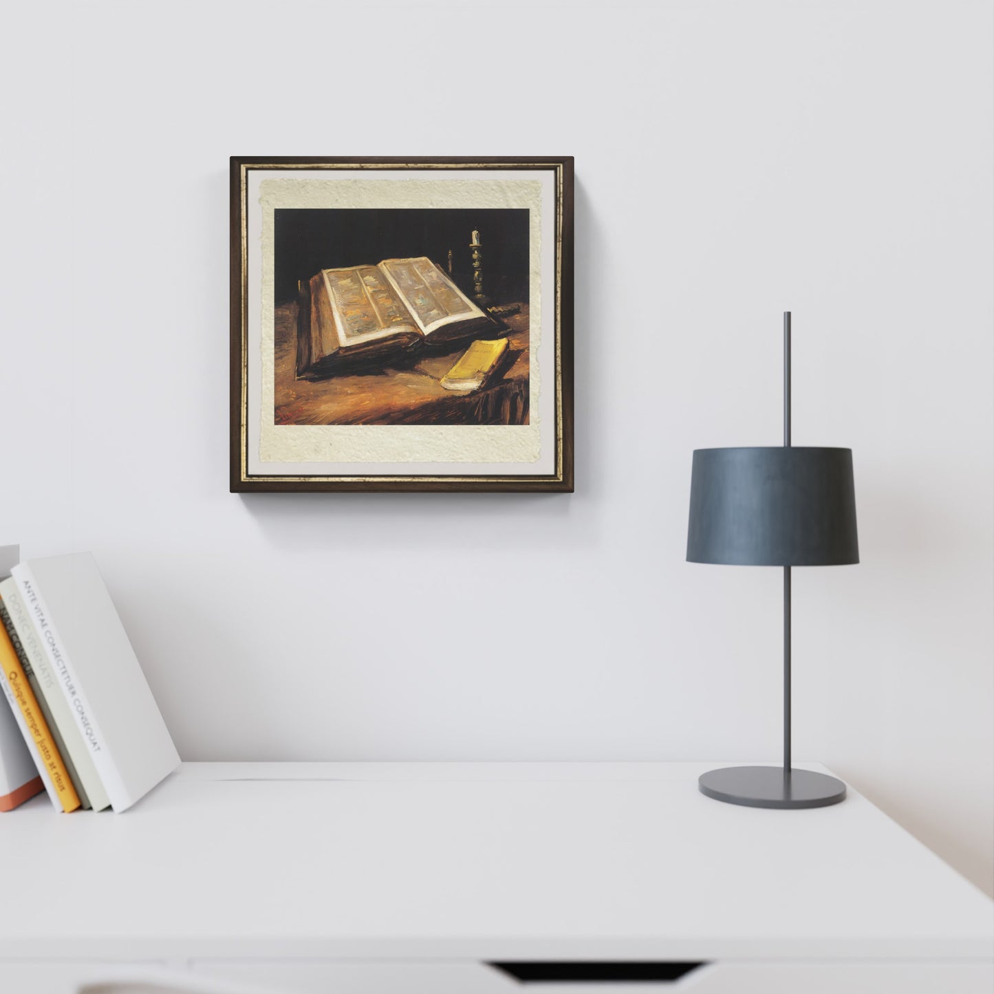 Bibbia aperta con candeliere e romanzo di Van Gogh su pregiata carta Amalfi