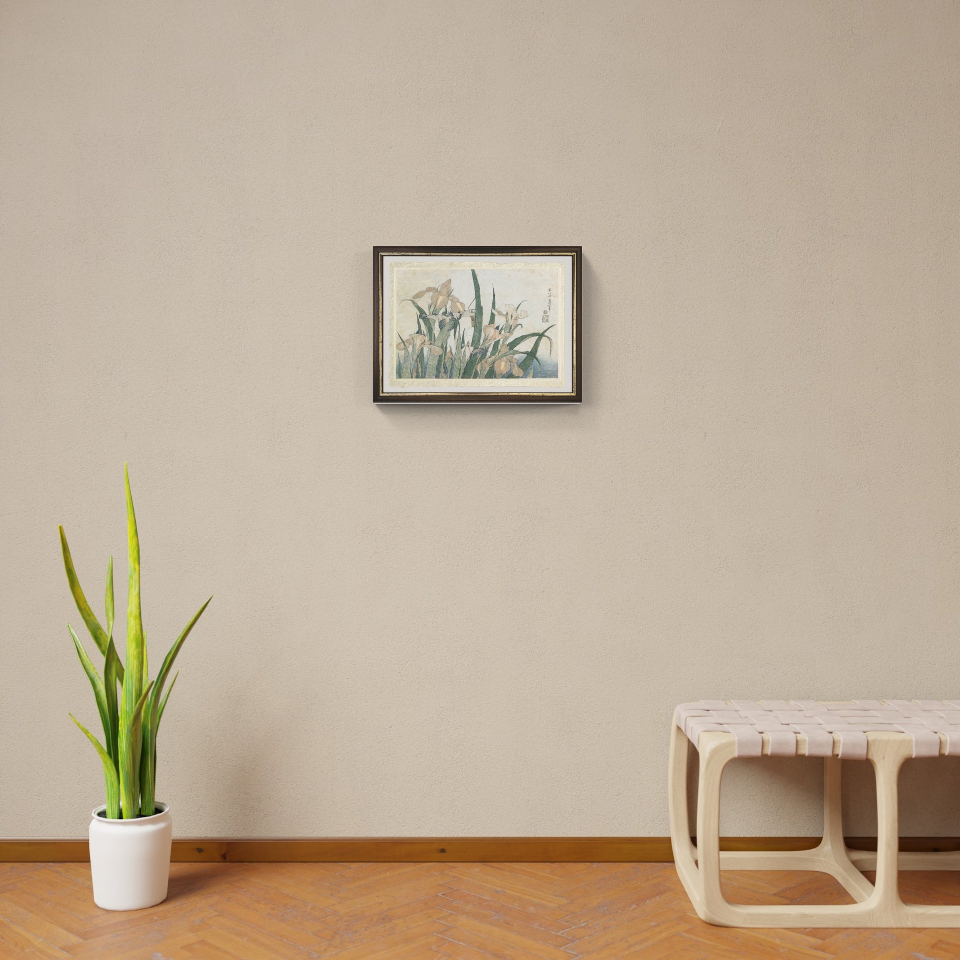 fiori di iris e cavalletta di hokusai stampa appesa alla parete