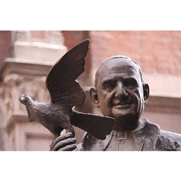 Statua di Papa Giovanni XXIII con colomba